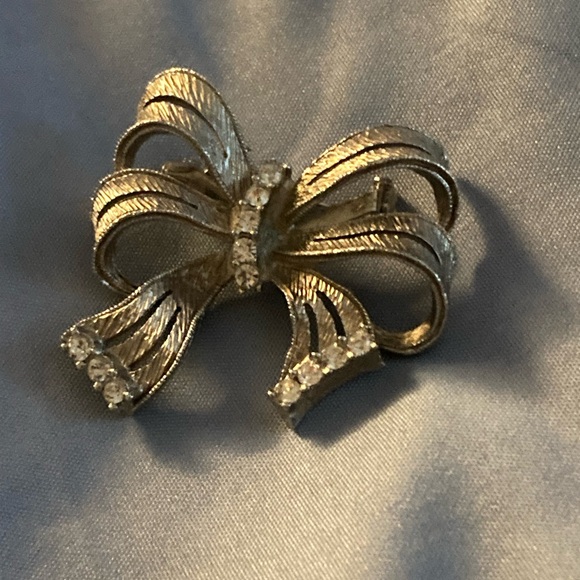 Jewelry - Vintage Silver Bow Brooch
